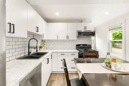Clean & Modern 1BR | 4 Guests | Parking & Wi-Fi - Image 4