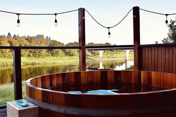3 bedroom Cozy Cabin with Large Cedar Hot Tub - Image 1
