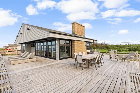 3 bedroom Waterfront Oasis - Image 1