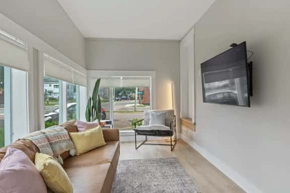 Modern Studio Apartment Near Hospitals - Image 1