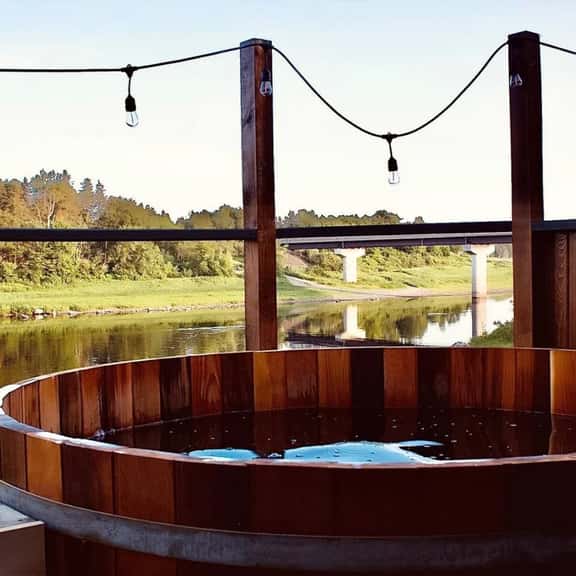 3 bedroom Cozy Cabin with Large Cedar Hot Tub - Image 1
