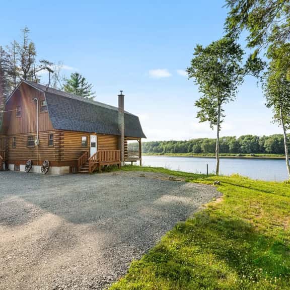Knotty Pines 4 Bedroom with Waterfront Views - Image 1