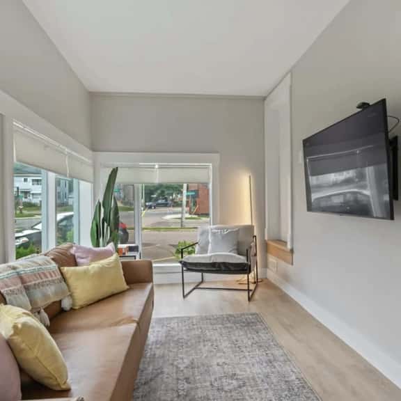Modern Studio Apartment Near Hospitals - Image 1