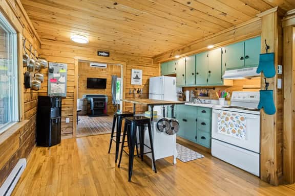 3 bedroom Cozy Cabin with Large Cedar Hot Tub - Image 5