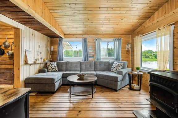 3 bedroom Cozy Cabin with Large Cedar Hot Tub - Image 2