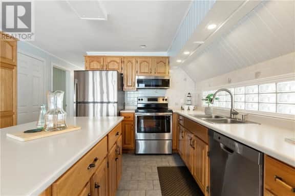 East Coastal- Waterfront Cottage - Image 5