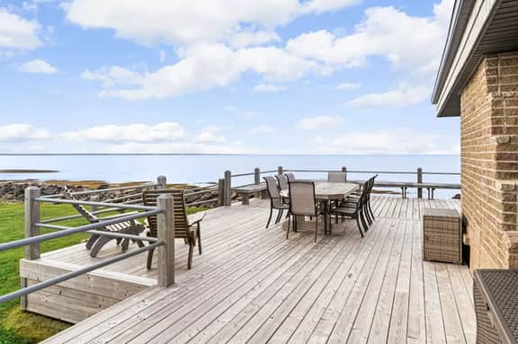 3 bedroom Waterfront Oasis - Image 4