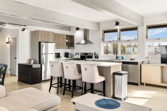 3 bedroom Waterfront Oasis - Image 5
