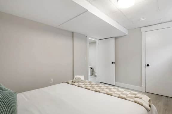 Cozy 2-Bedroom Basement Apartment Near Hospitals - Image 4