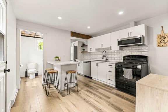 The Big City Stay | Sleeps 11 | Walkable Location - Image 2