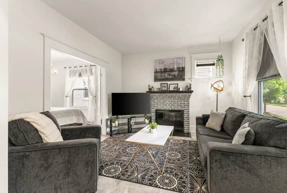 Clean & Modern 1BR | 4 Guests | Parking & Wi-Fi - Image 5