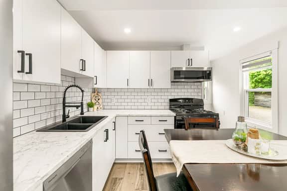 Clean & Modern 1BR | 4 Guests | Parking & Wi-Fi - Image 4